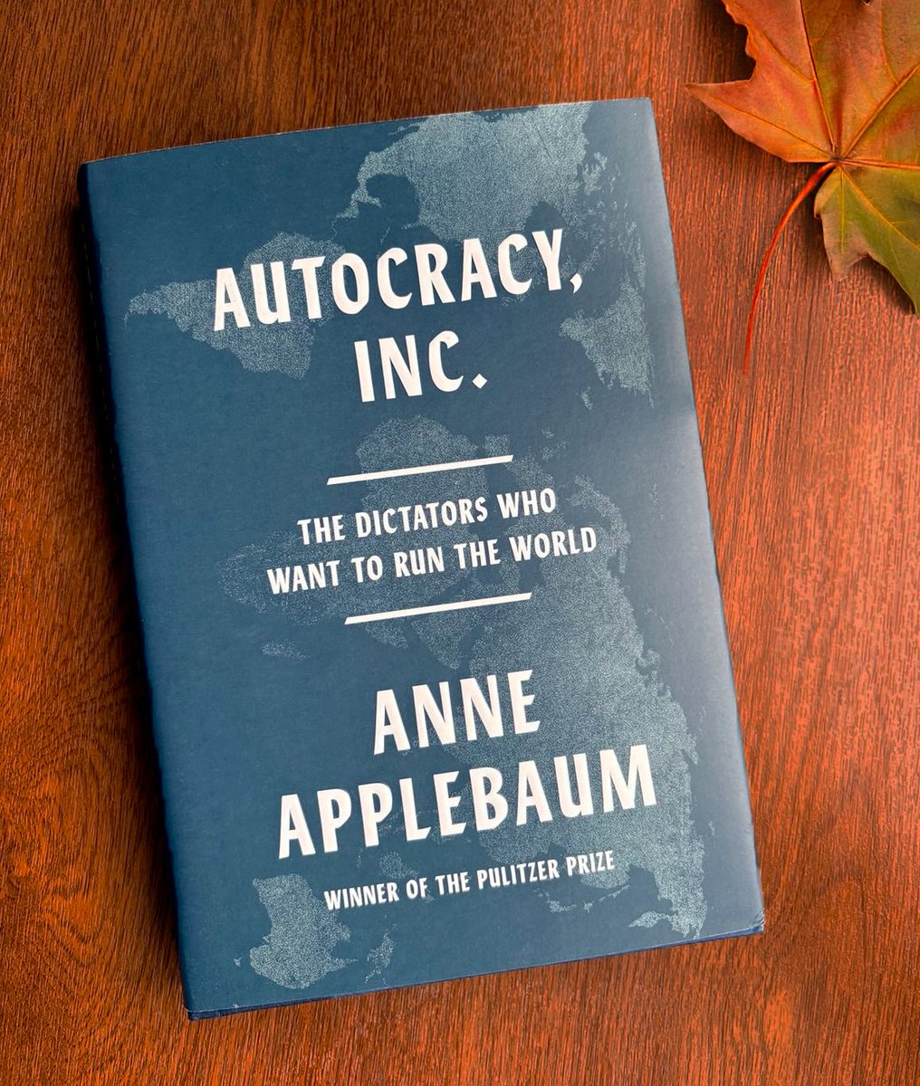 FlokiNETehf's tweet image. 📚 Think autocracy means one strongman at the top? Think again.
In Autocracy, Inc., @anneapplebaum uncovers how dictators, oligarchs, and propagandists collaborate across borders, threatening democracy everywhere. Must-read!
#bookrecommendation #autocracyinc #anneapplebaum