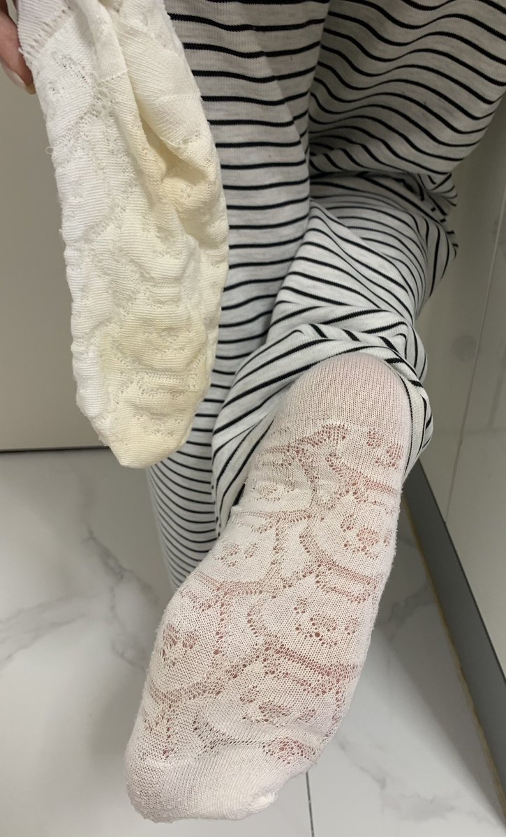Kekeer0001's tweet photo. 跪爬过来给白袜亲妈除臭
一键四连评论区抽一双棉袜 https://t.co/nwMyKZk9gH