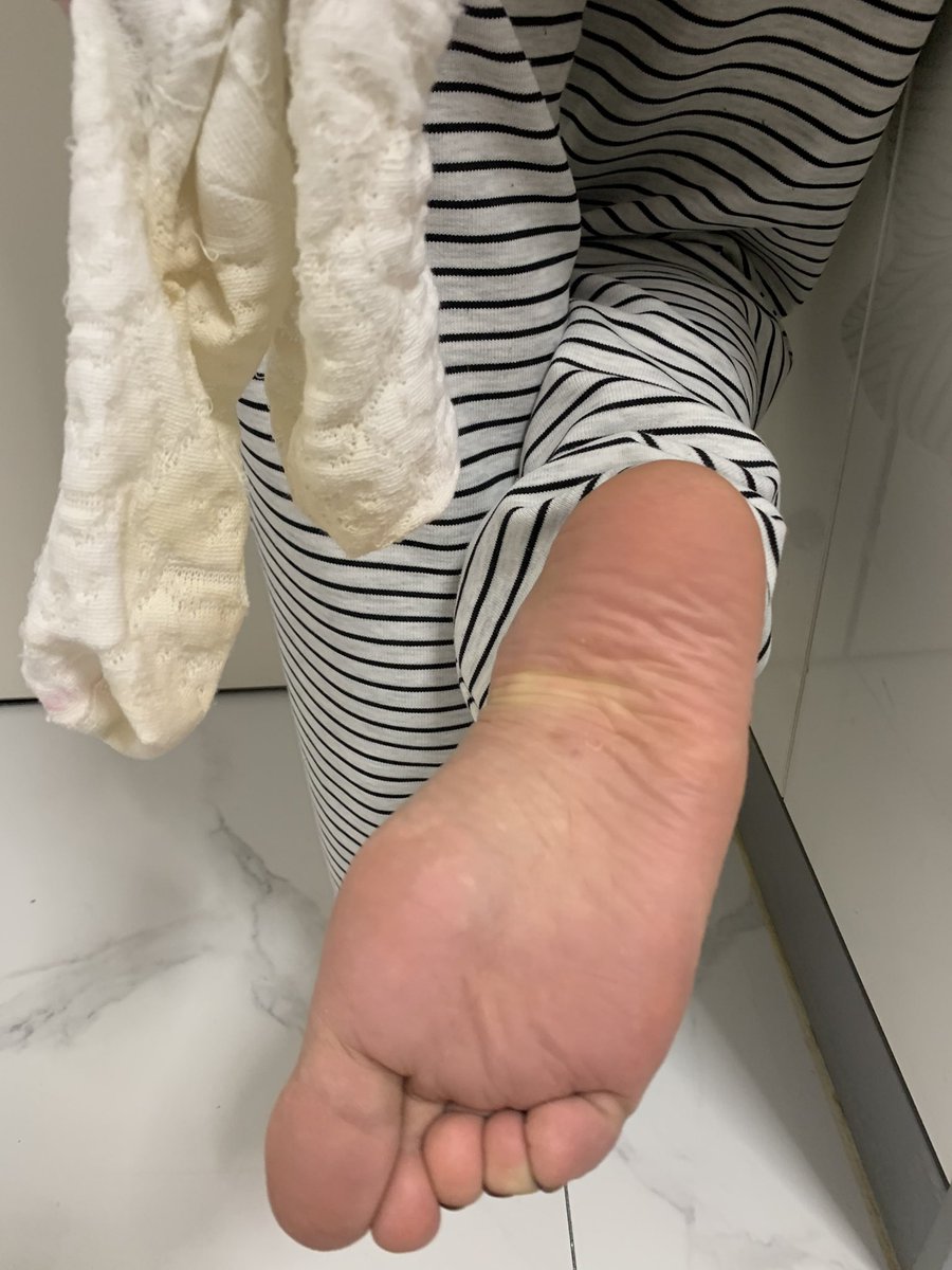 Kekeer0001's tweet photo. 跪爬过来给白袜亲妈除臭
一键四连评论区抽一双棉袜 https://t.co/nwMyKZk9gH