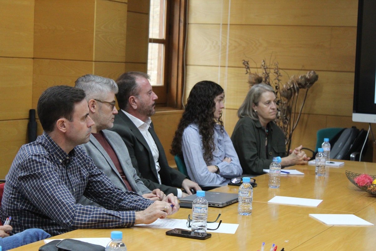 istac_es's tweet photo. 🤝 Ayer nos reunimos con la Oficina del Dato de @gobjccm para impulsar la puesta en marcha de la infraestructura #eDatos, tras el #convenio firmado el pasado mes de julio. Hablamos, entre otras cuestiones, de:
➡️ Funcionamiento
➡️ Arquitectura técnica
➡️ Módulos
#Contamos https://t.co/l5nOwGMOOX
