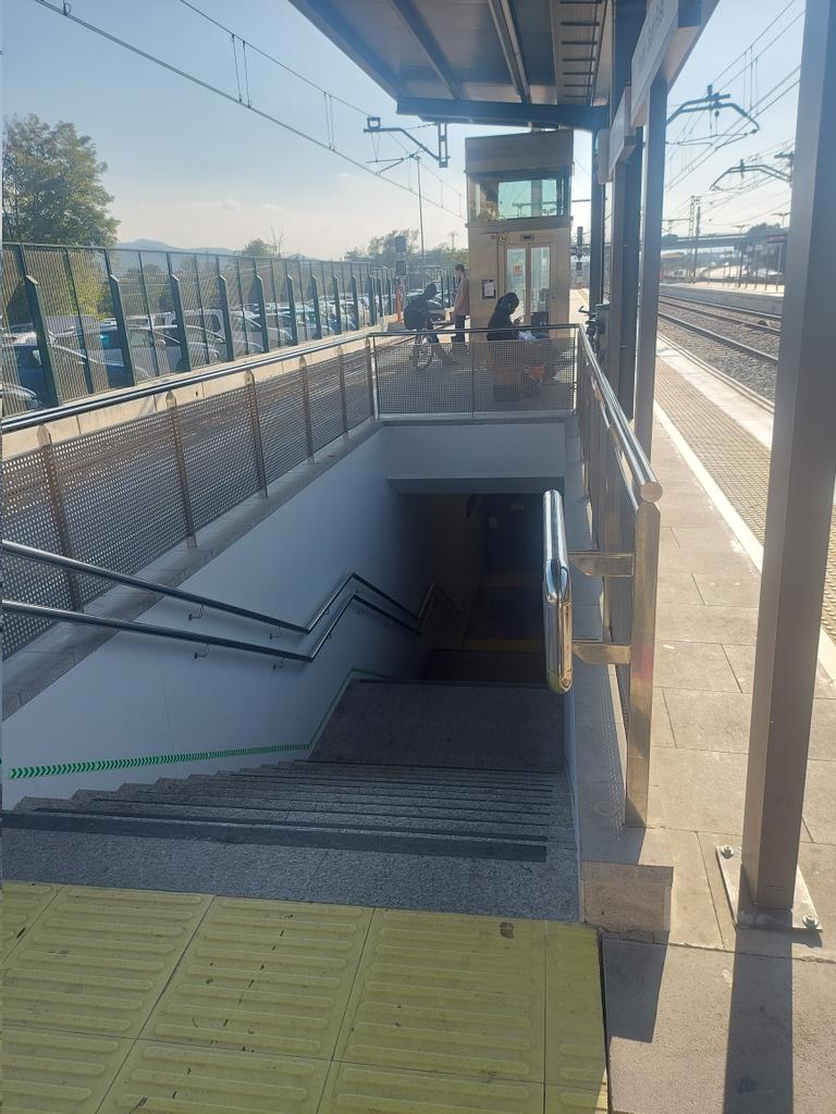 migpam's tweet photo. @Renfe @rodalies Més de 40 dies amb l'ascensor de la Via 1 de Mollet-Sant Fost espatllat. 2 anys d'obres a l'estació i no van pensar en posar una rampa. L'alternativa per anar en sentit nord amb cadira de rodes, mobilitat reduïda, gent gran... és agafar un tren en direcció sud https://t.co/3PHwwvVDqO