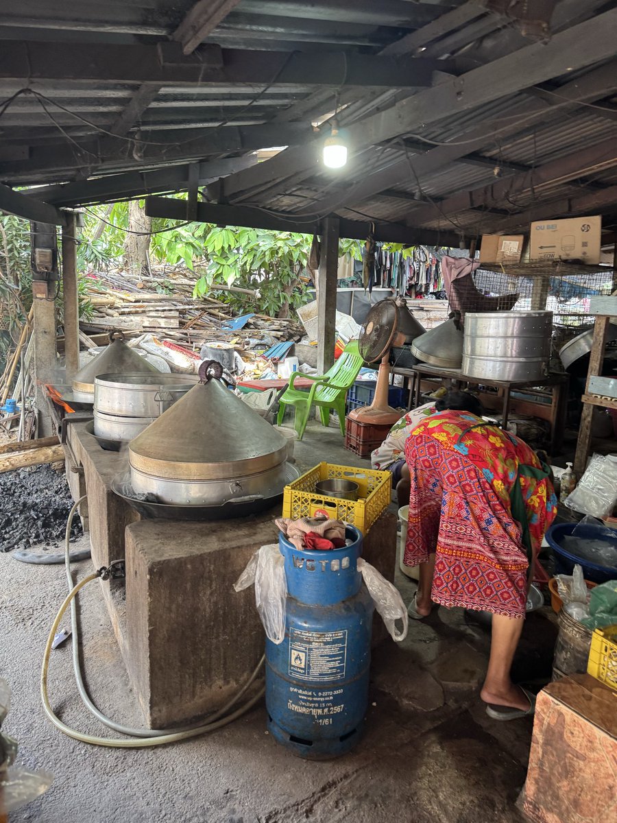 ขนมถ้วยป้าแว๊ด เขาเต่า หัวหิน

ก้นเป็นน้ำตาลเมืองเพชร หวานไม่มาก
หน้าเป็นกะทิ ออกเค็มนิดๆ

เวลากินจะมีกลิ่น สโมค นิดๆ จากกลิ่นฟืน

ราคากล่องละ 40 บาท 

อร่อย สมเป็น ขนมถ้วย ตัวท็อป จริงๆ