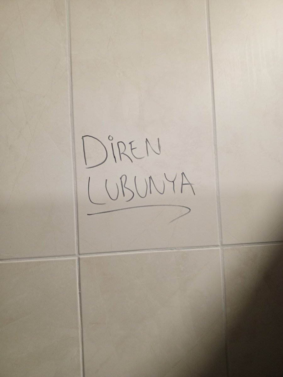 Anadolu Üniversitesi'nde öğrenciler 11. yargı paketine karşı tepkilerini okul duvarlarına yazmaya başladı. 
LGBTİQ'lar kriminalize edilemez!