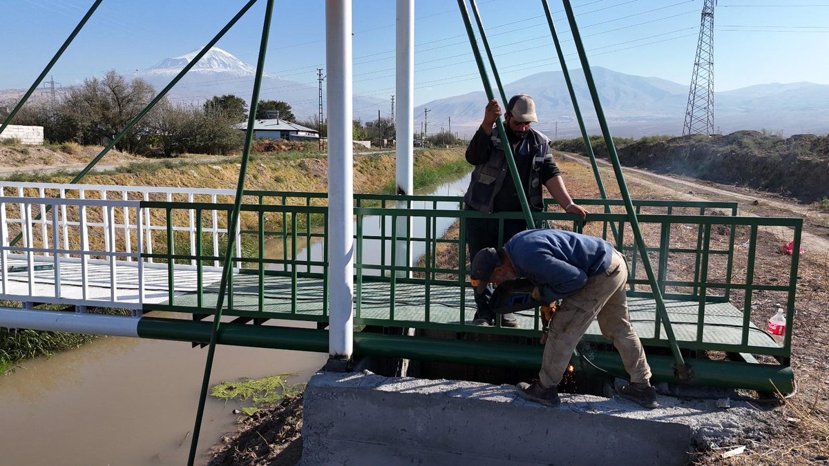 Destek Hizmetleri Müdürlüğü ve Fen İşleri Müdürlüğü'nün ortaklaşa yürüttükleri, Mavi Kanal Projesi üzerinde yapılması planlanan 5 yaya köprüsünden dördüncüsü, Özgür Mahallesi Bahçeli Caddesi üzerinde vatandaşlarımızın hizmetine sunuldu.
