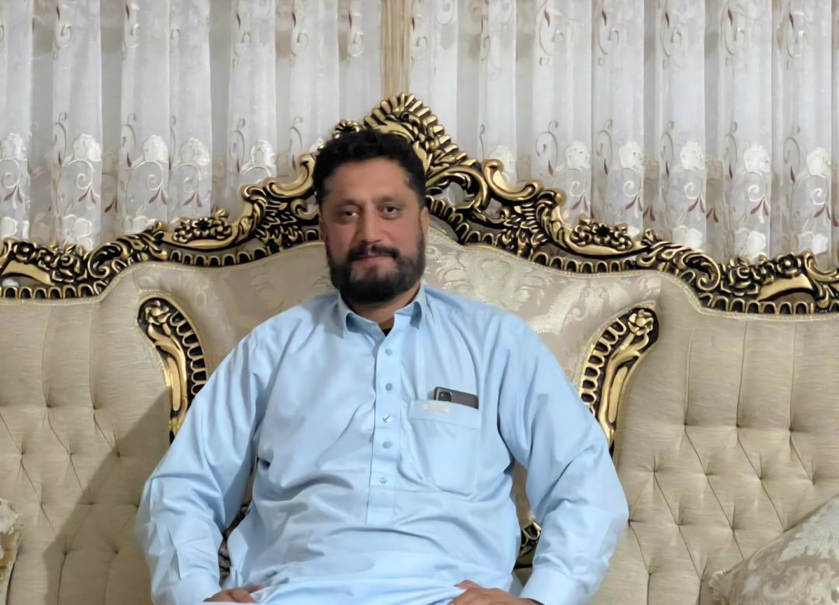 majedalabbasi's tweet photo. النظام الإيراني يغتال المعارض الإيراني السني البلوشي رستم إجباري في مدينة هرات الأفغانية 
_ استشهد قبل أيام رستم خان البلوشي أحد وجهاءالبلوش الإيرانيين، في دار مهجره مدينة هرات الأفغانية بعد اصابته بعدة طلقات نارية من مسلحين مجهولين.
حاجي رستم اجباري، نجل أحمد خان أحد وجهاء البلوش في منطقة خراسان الإيرانية، قد هاجر إلى أفغانستان إثر معارضته للنظام الإيراني ومضايقات النظام له ولأسرته وعاش في مدينة هرات في السنوات الأخيرة.
كان شخصية معروفة في صفوف المعارضة البلوشية لمواقفه الصريحة والناقدة لسياسات النظام الإيراني.
وقع الحادث في إحدى المناطق المركزية في هرات، ونُقل السيد اجباري إلى المستشفى مصابًا برصاصتين في الرأس ثم توفي هناك. 
بعد اغتياله ادعت إيران، بأنه "قيادي في جماعة جيش العدل". حيث نفت عائلة رستم وأقاربه بشدة أي صلة أو تعاون مع جماعة جيش العدل، ووصفوا هذه الادعاءات بأنها "محاولة لتبرير هذا الاغتيال".
رحمه الله رحمة واسعة وأسكنه الفردوس