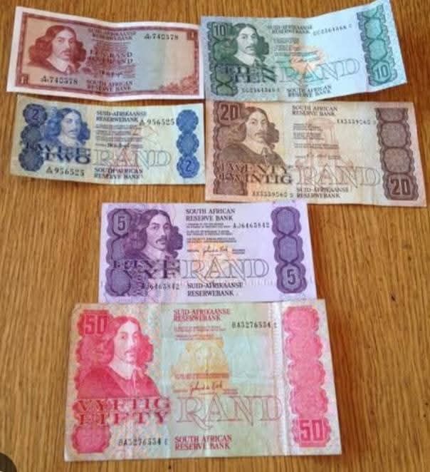 pookiepolls's tweet photo. Back in the days when our currency still had some value.

What happened? https://t.co/Q8c6GR5feI
