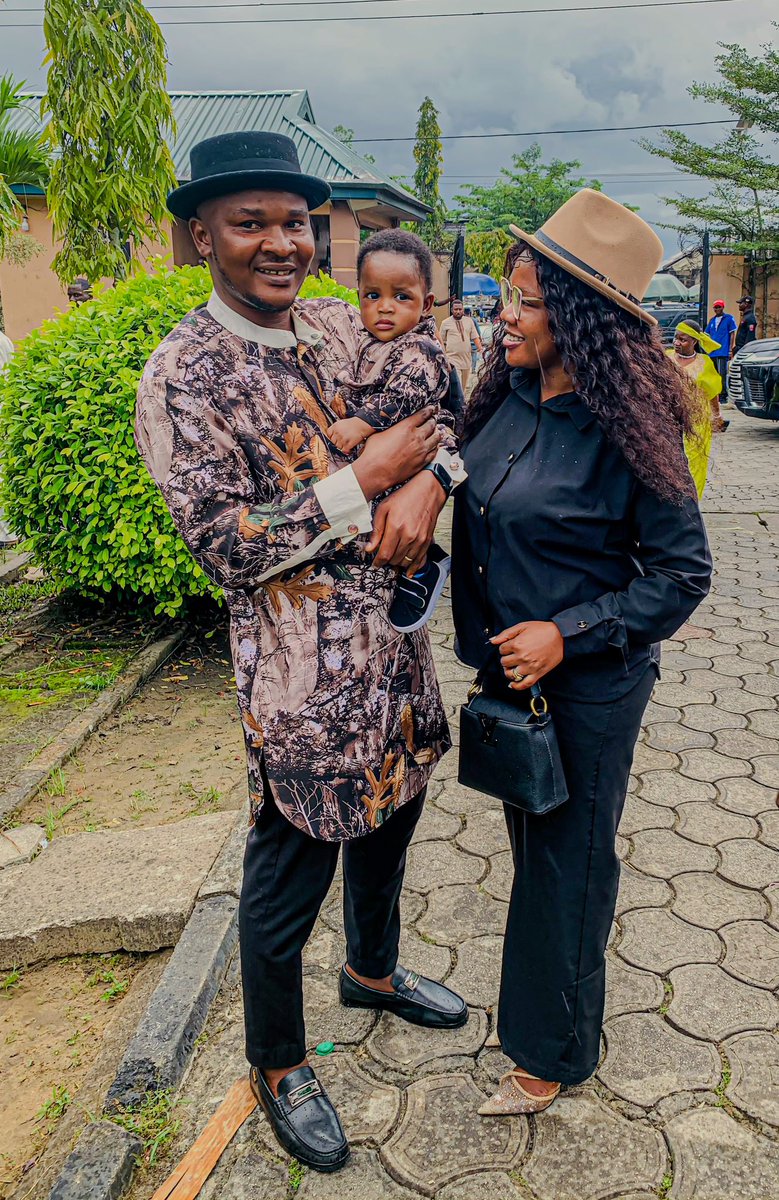 Dimieperes's tweet photo. Family👨‍👩‍👦❤️😍
Marriage guest🥂
Congratulations, Mr &amp; Mrs Lovely Afamukoro✅ https://t.co/SWdIt8F1dI