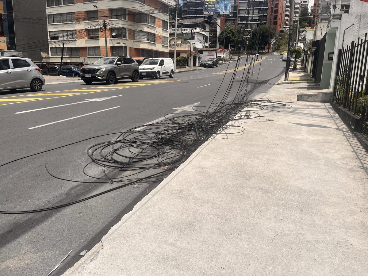 Blupitos's tweet photo. @CNT_EC @ClaroEcua @NetlifeEcuador @Arcotel_ec @pabelml Estimada Monse, le informo que los cables siguen ahí. Sus técnicos no toparon nada. @Arcotel_ec @pabelml  a esta ciudad nadie la cuida. Resulta q no es de @CNT_EC entonces nadie va a hacer nada hasta que haya un accidente. Está en sus manos. https://t.co/gjVrPMk5Ag