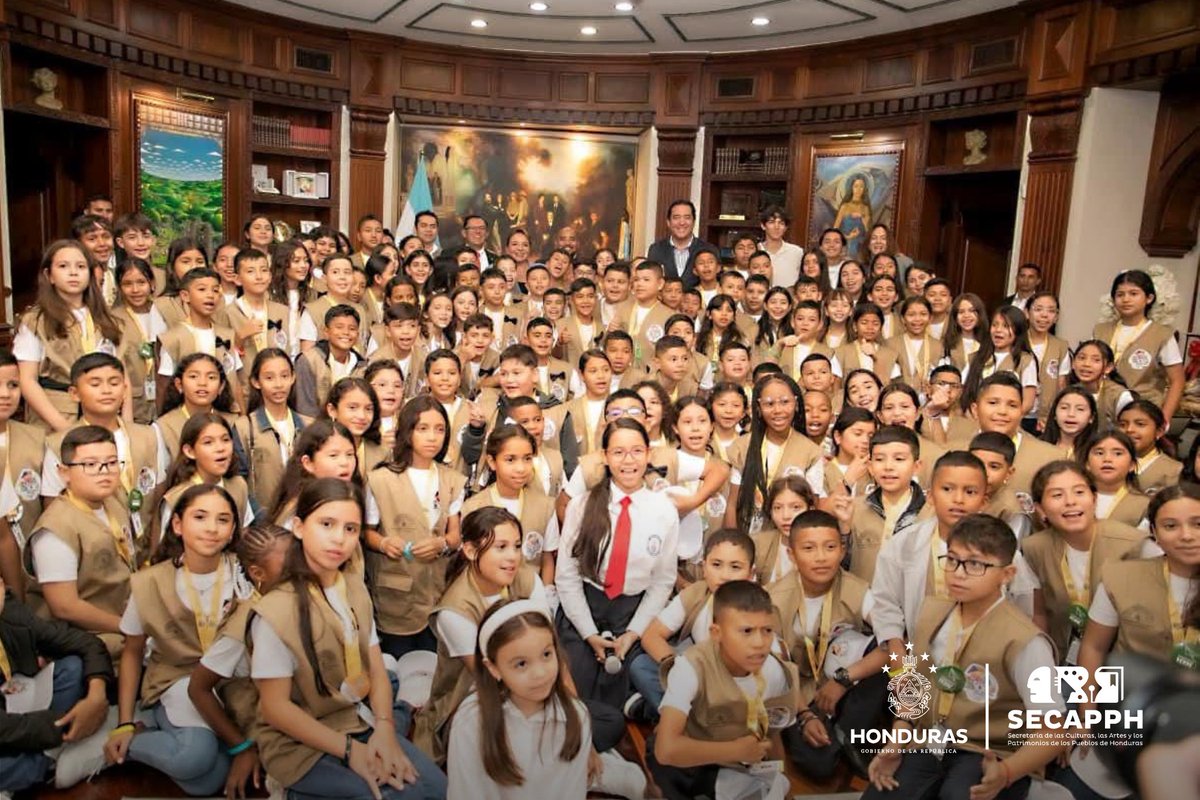SECAPPH's tweet image. #SECAPPHInforma La Presidenta @xiomaracastroz recibió con mucho cariño a los Congresistas Infantiles, quienes visitaron el Palacio Presidencial para conocer de cerca el corazón de la democracia. 🩵

​Recorrieron las instalaciones, aprendieron sobre la labor del Gobierno y…