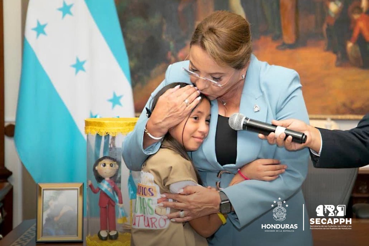 SECAPPH's tweet image. #SECAPPHInforma La Presidenta @xiomaracastroz recibió con mucho cariño a los Congresistas Infantiles, quienes visitaron el Palacio Presidencial para conocer de cerca el corazón de la democracia. 🩵

​Recorrieron las instalaciones, aprendieron sobre la labor del Gobierno y…