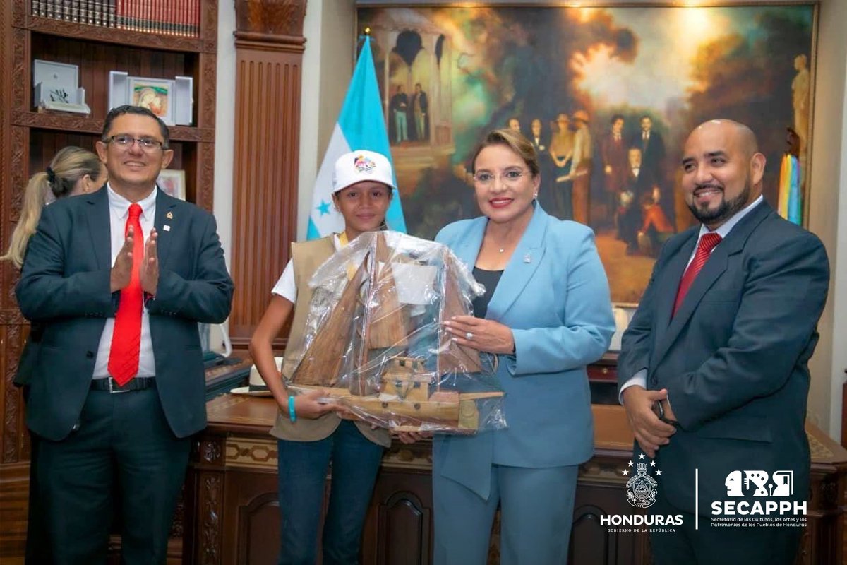 SECAPPH's tweet image. #SECAPPHInforma La Presidenta @xiomaracastroz recibió con mucho cariño a los Congresistas Infantiles, quienes visitaron el Palacio Presidencial para conocer de cerca el corazón de la democracia. 🩵

​Recorrieron las instalaciones, aprendieron sobre la labor del Gobierno y…