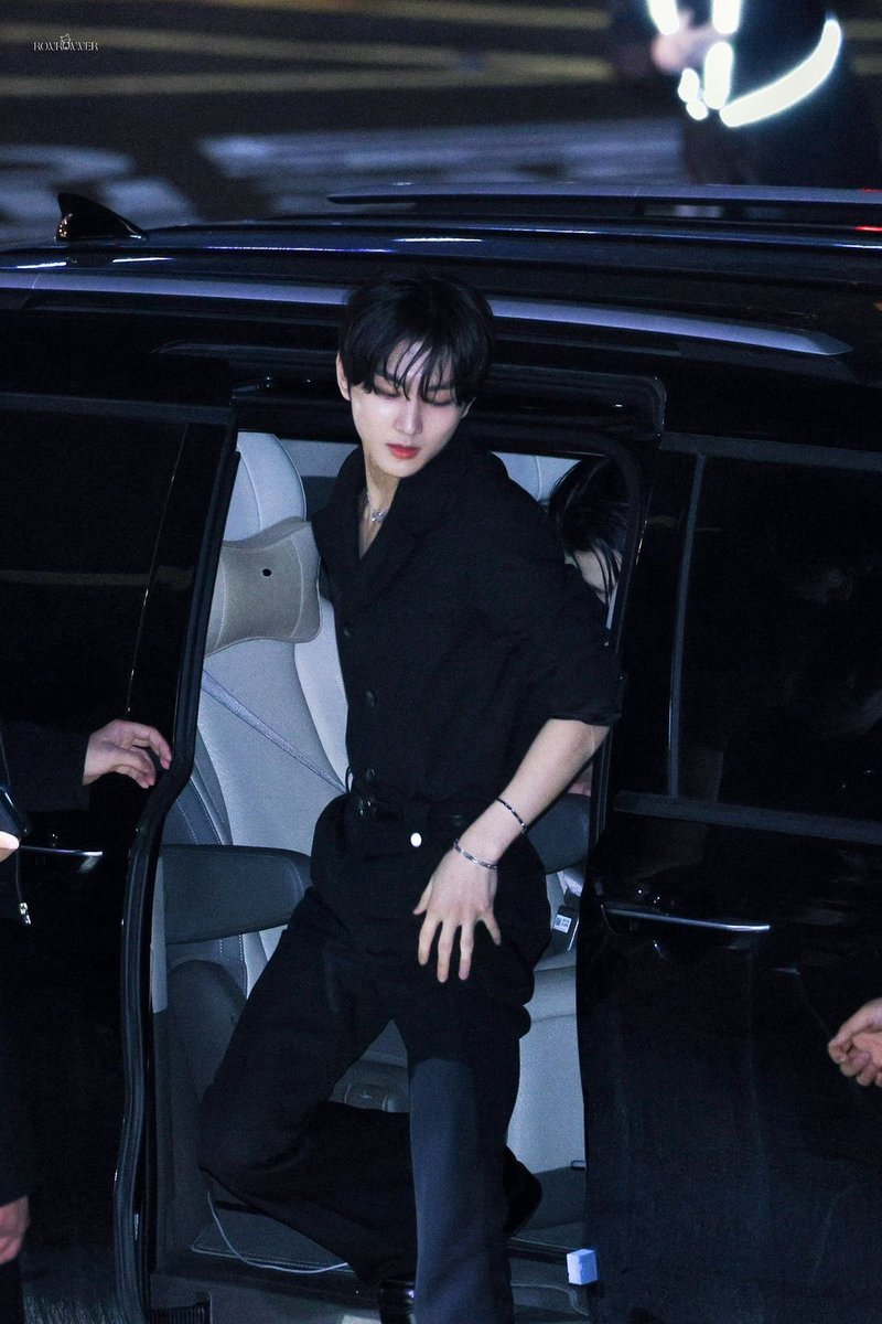 how can someone looks this good from just stepping out of car…..