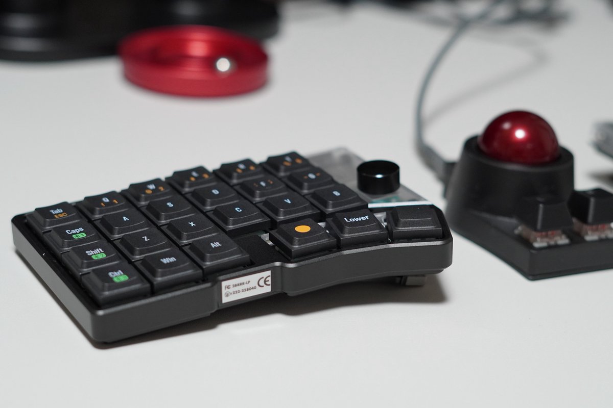 don_donchi's tweet image. JezailFunderのCornixと自設計ポインティングデバイス2種との組み合わせ。
こういう感じも良いのではないでしょうか。
それにしてもビルドクオリティ高いですね！
刺激になってしまったが故に左右分割開発欲が...
#MechanicalKeyboard #Jezailfunder #Cornix