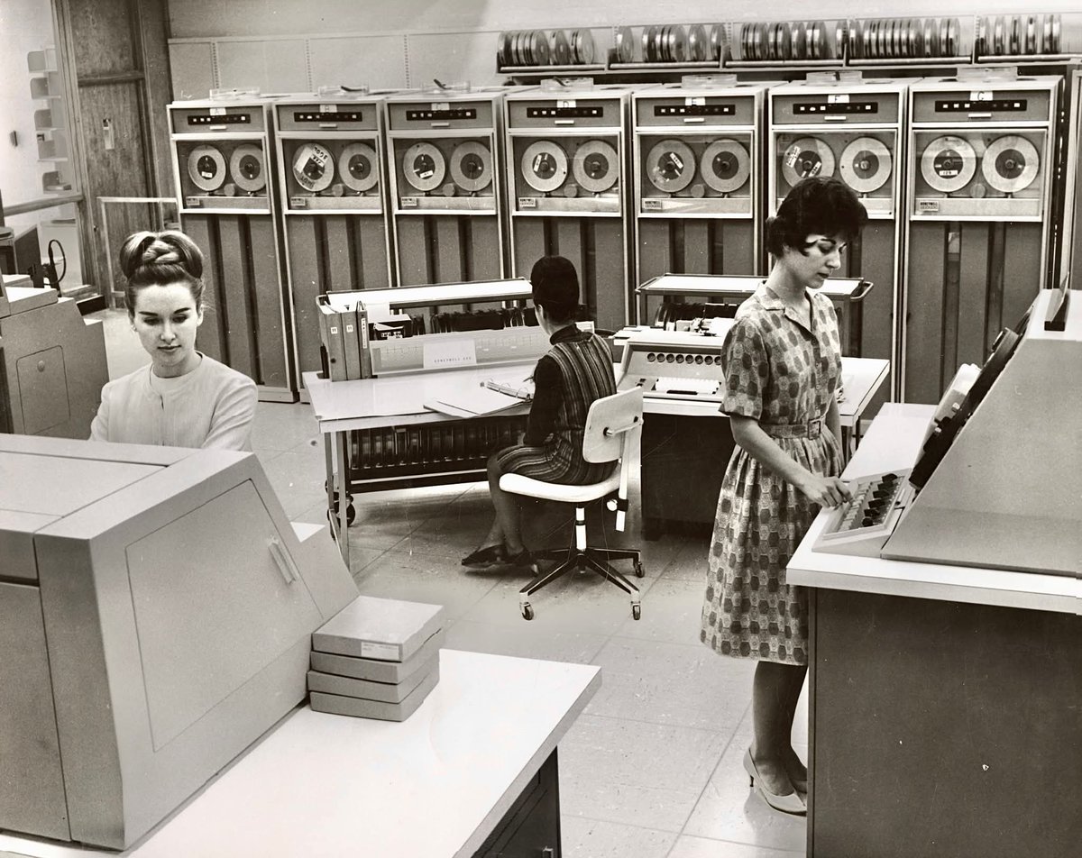 ApuliaRetro's tweet image. Nel 1959 Honeywell lanciò l’H-800, un computer di sette tonnellate e grande quanto una stanza, dotato di 6.000 transistor, 30.000 diodi e 192 KB di memoria magnetica.
Consumava 32 kW ma introduceva un’idea rivoluzionaria: il multitasking, grazie a registri ⬇️