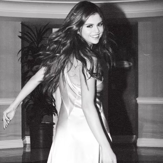 TheAngeIsg's tweet image. Selena Gomez is back with a new song In The Dark — a hypnotic new pop anthem that hits deep. Sultry vocals, late-night energy, and that signature Selena glow total replay value. This one belongs on New Music Friday, Today’s Top Hits, Hot Hits, and Women of Pop  @netflix @Spotify