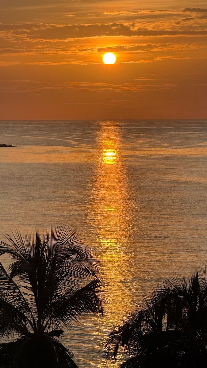 Isla Margarita en Venezuela nos regaló este amanecer hoy. La comparto con mis compatriotas y los amigos que tenemos en el mundo