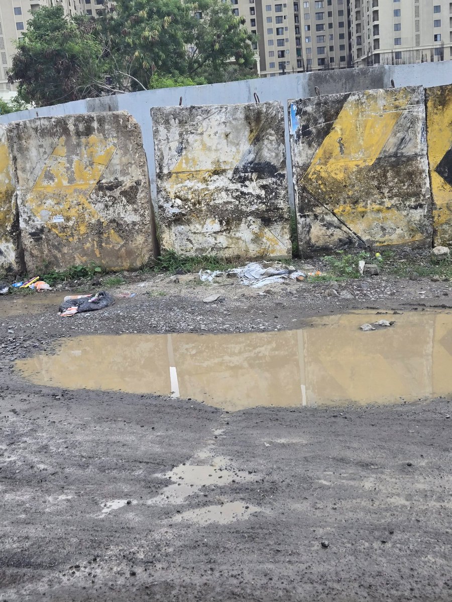 YTKDIndia's tweet image. Welcome to Chennai. 🙏

1600+ families and school kids use this road daily — forced to wade through filth, potholes, and stagnant sewage.

Absolute neglect and zero accountability. 

How long will @chennaicorp ignore this disgrace?