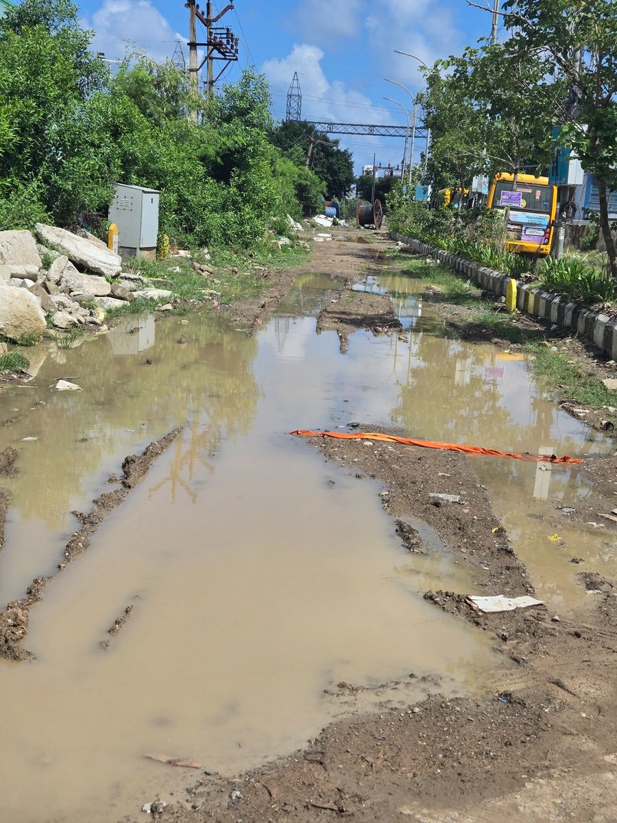 YTKDIndia's tweet image. Welcome to Chennai. 🙏

1600+ families and school kids use this road daily — forced to wade through filth, potholes, and stagnant sewage.

Absolute neglect and zero accountability. 

How long will @chennaicorp ignore this disgrace?