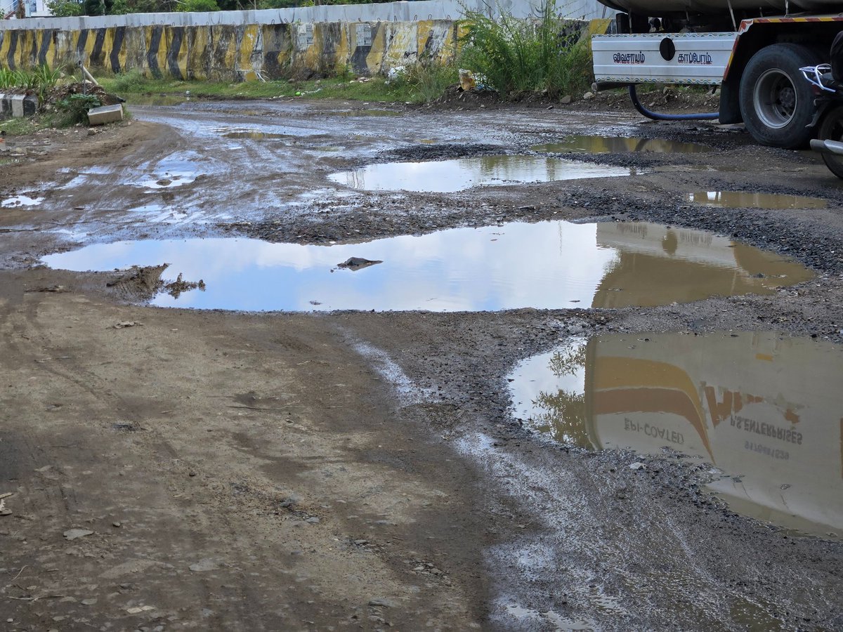 YTKDIndia's tweet image. Welcome to Chennai. 🙏

1600+ families and school kids use this road daily — forced to wade through filth, potholes, and stagnant sewage.

Absolute neglect and zero accountability. 

How long will @chennaicorp ignore this disgrace?