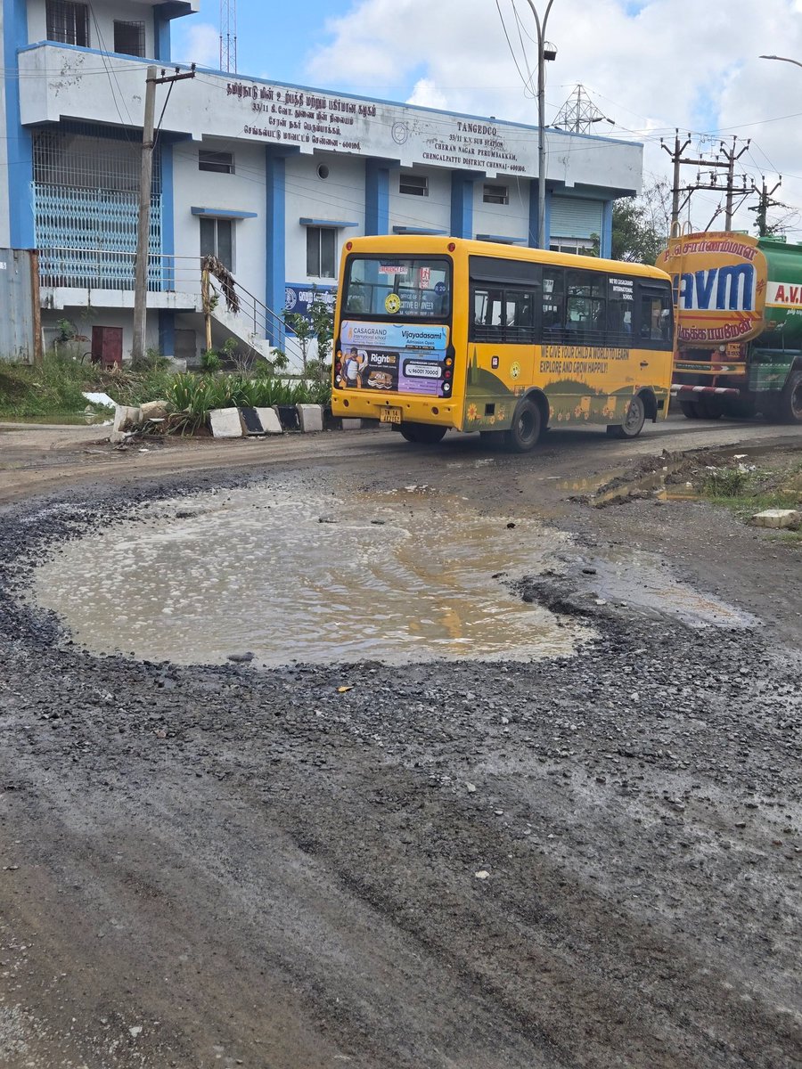 YTKDIndia's tweet image. Welcome to Chennai. 🙏

1600+ families and school kids use this road daily — forced to wade through filth, potholes, and stagnant sewage.

Absolute neglect and zero accountability. 

How long will @chennaicorp ignore this disgrace?