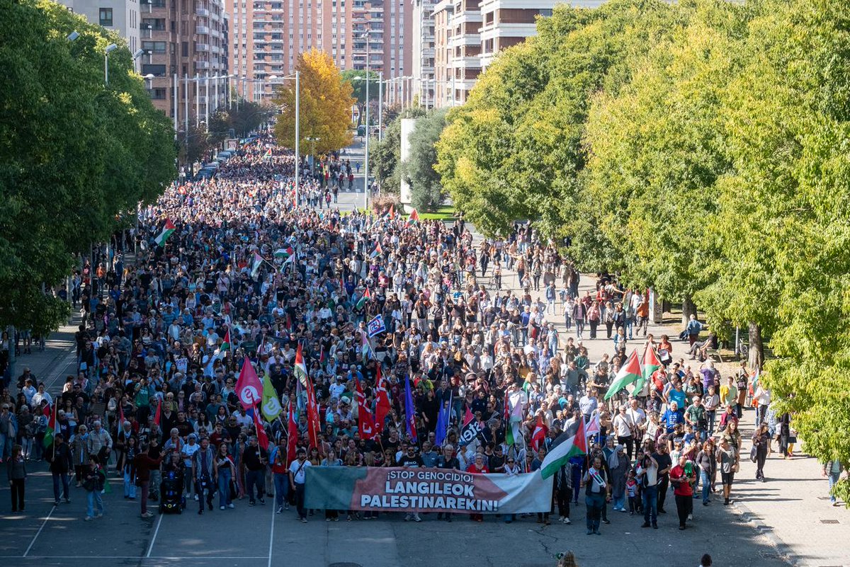 LAB_InterDept's tweet photo. Centros de trabajo vacíos y calles llenas por la clase trabajadora vasca.
110.000 personas han tomado las calles de las cuatro capitales del sur de Euskal Herria en solidaridad con #Palestina.
Una ola internacionalista imparable. #PalestinaLibre #U15LangileokPalestinarekin https://t.co/abC32qP0Tz