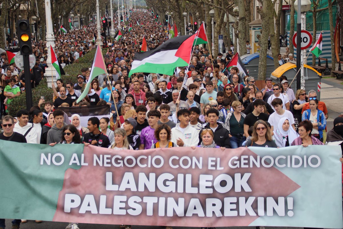 Centros de trabajo vacíos y calles llenas por la clase trabajadora vasca.
110.000 personas han tomado las calles de las cuatro capitales del sur de Euskal Herria en solidaridad con #Palestina.
Una ola internacionalista imparable. #PalestinaLibre #U15LangileokPalestinarekin