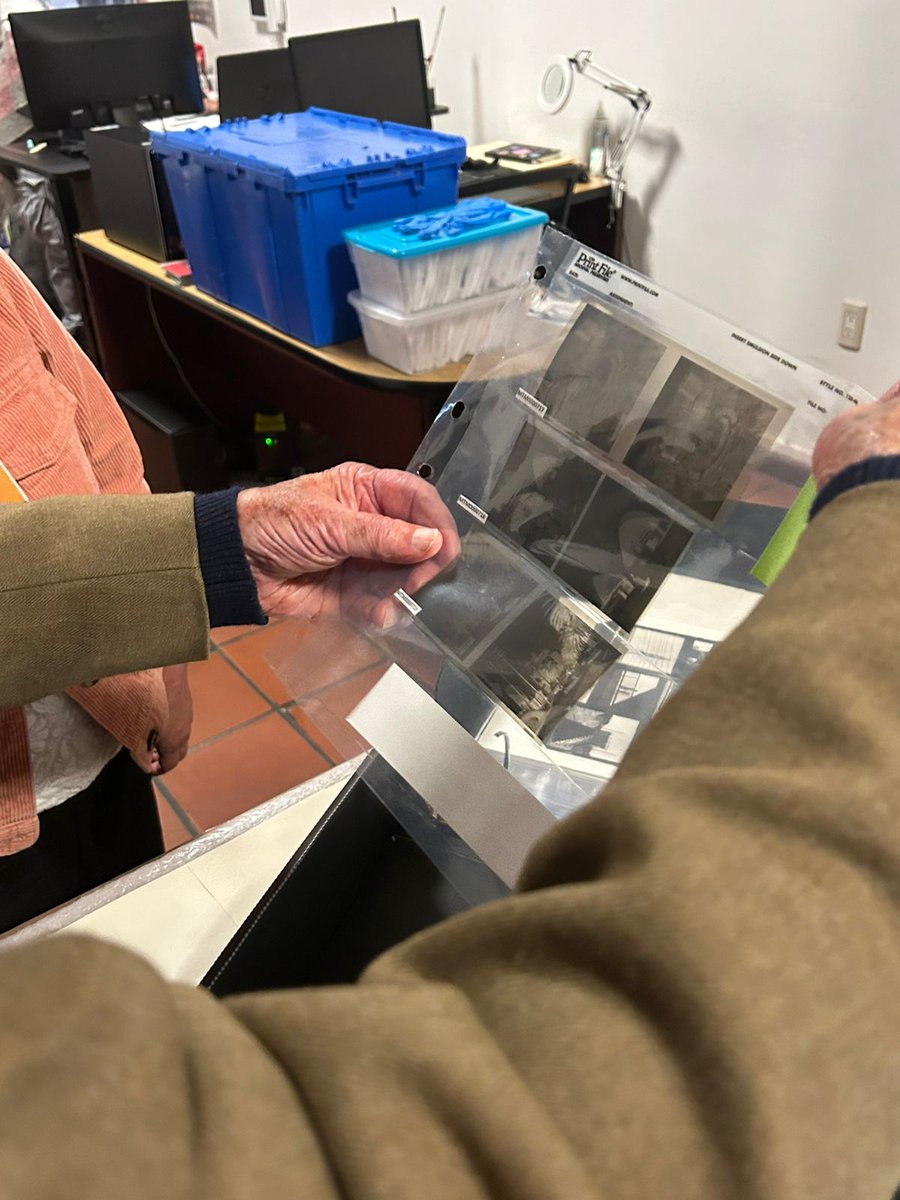 ADABIdeMexico's tweet photo. Hoy en #MiércolesDeFotografía destacamos la visita de Bob Schalkwijk a la Coordinación de Conservación de Fuentes Fotográficas de @ADABIdeMexico, donde redescubrió parte de su obra. Un encuentro con la memoria y la imagen.
#TodoSeaPorLosArchivos #SumandoEsfuerzos https://t.co/jPxbLHGS8J