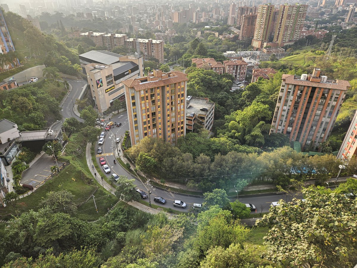 VanessaGarzonZ1's tweet photo. Señores @metrodemedellin @FicoGutierrez @AlcaldiadeMed @sttmed   Asombroso la falta de planeación con las obras del Metro de la 80. Caos en la entrada y salida de Calasanz parte alta. Dónde esta el Plan de Manejo de Tránsito de estas obras? Dónde está el Secretario de Movilidad? https://t.co/eQGyVCNsdY