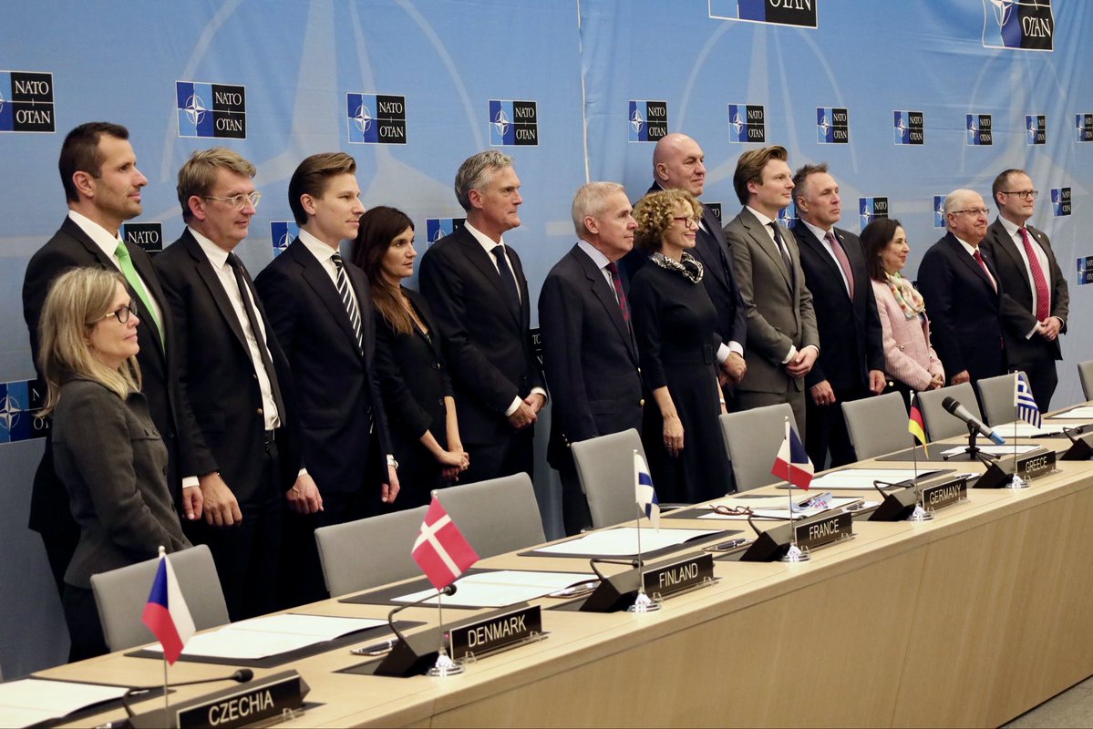 anttihakkanen's tweet image. Yhdenmukaistamme koulutus- ja sotaharjoitustoimintaa liittolaismaiden välillä simulaattoritoimintaa kehittämällä. Allekirjoitin asiaa koskevan yhteisymmärryspöytäkirjan tänään Naton puolustusministerikokouksessa.
Lisäksi allekirjoitin Naton tulenkäytön osaamiskeskuksen…