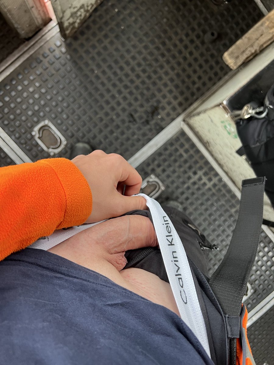 Horny auf Arbeit 😮‍💨 wer packt ihn ganz aus und kümmert sich drum?