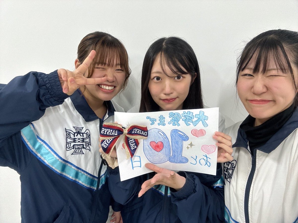 TGUcheer's tweet photo. 学祭まで残り10日🧚‍♀️

〜メンバー紹介〜
左から、
ベル（ベース）、いろは（トップ）、にこ（ベース）です！

🌟1日目 10月25日 土曜日11時30分～12時30分
🌟2日目 10月26日日曜日 13時25分〜14時15分

ご来場お待ちしております💖 https://t.co/icxZLROzwI