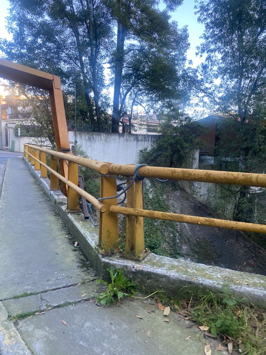Cnavnav1's tweet photo. Así el arco  de Cedros en ⁦@AlcaldiaAO⁩ por negligencia  de vehículos que no respetan altura . Cientos de vehículos y transeúntes en riesgo.⁦@LopezCasarinJ⁩ ⁦@GobCDMX⁩ ⁦@ClaraBrugadaM⁩ ⁦@AlcaldiaAO⁩ https://t.co/ATaZe4YTci