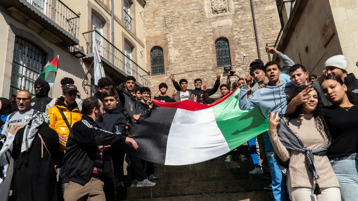 📸 [ARGAZKI GALERIA] Milaka langile atera dira kalera Palestinaren alde

Lanuzte eta mobilizazio eguna izan da urriaren 15a. Israelekin harremanak etetea izan da gehien entzun den aldarrikapenetako bat.

halabedi.eus/argazki-galeri…