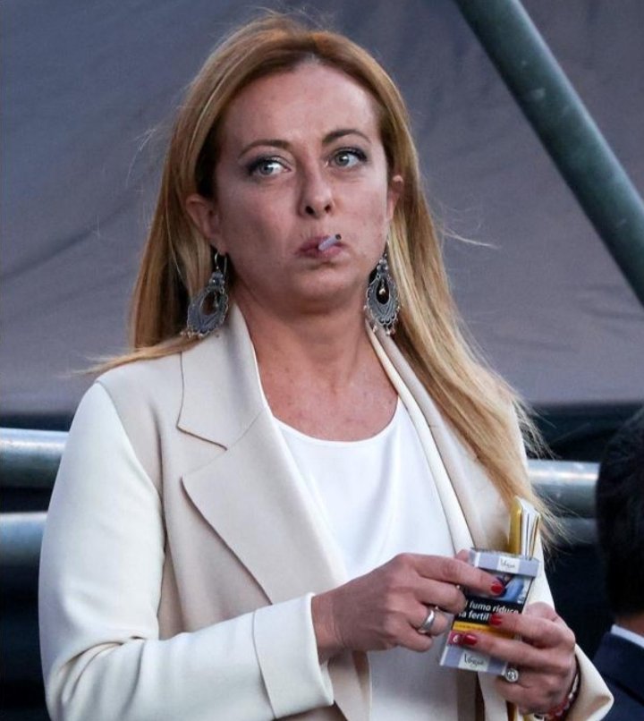 Έτσι με περιμένει η γυναίκα μου,όταν γυρίζω σπίτι χαράματα.