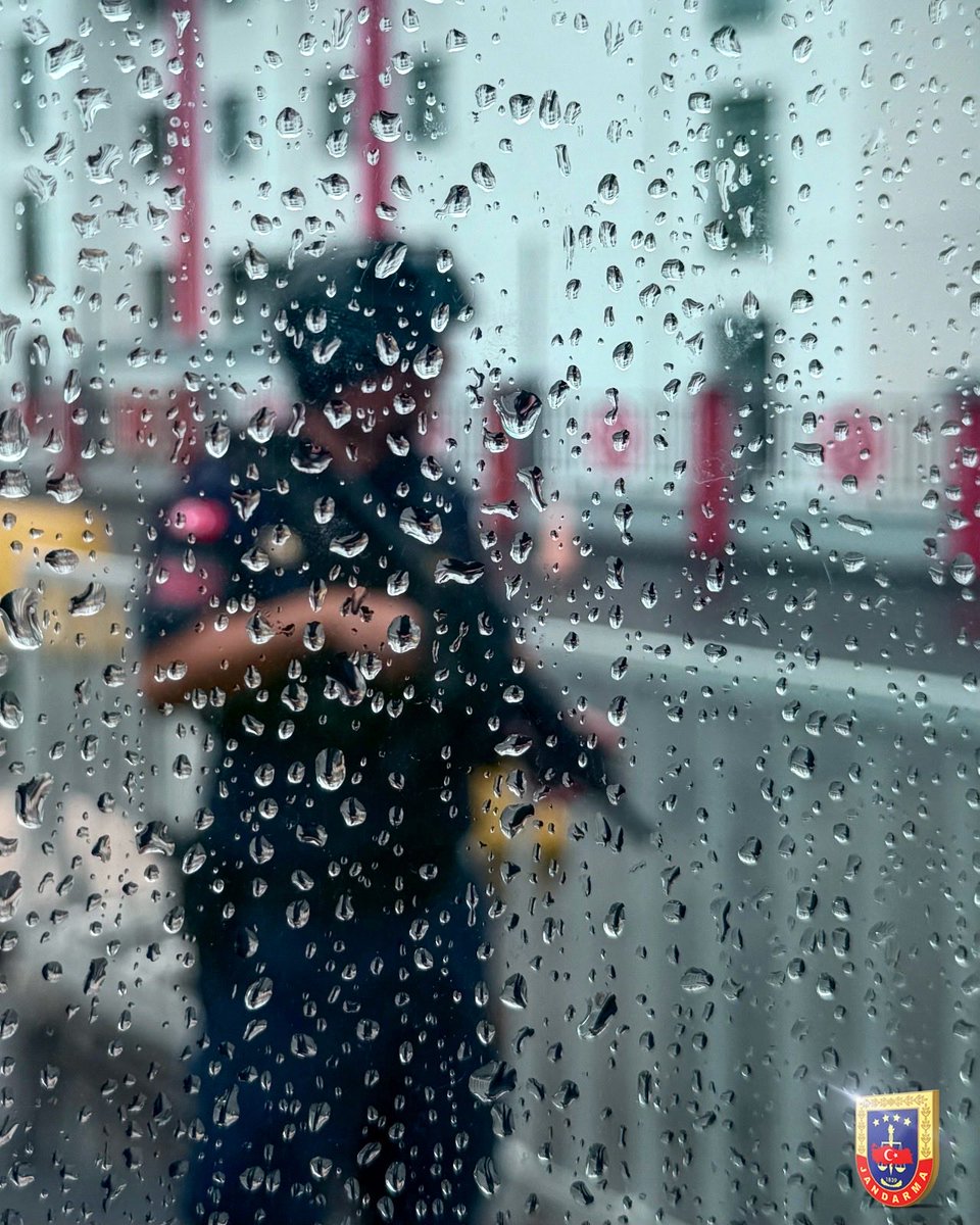 Yağan her damla yağmur, vatan sevgimize güç katıyor.⛈️🇹🇷 
#Jandarma 
#JandarmaAsayiş