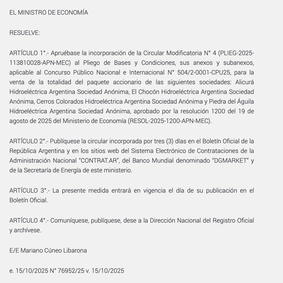 WalterMartello's tweet photo. ⚡️La privatización de activos estratégicos como centrales hidroeléctricas que dispuso el Poder Ejecutivo, para El Comahue: Alicurá, El Chocón, Cerros Colorados y Piedra del Águila, mediante el Decreto 590/2025 donde se faculta la venta total del paquete accionario de cada una de esas sociedades mediante concursos públicos nacionales e internacionales “sin base” (es decir, sin precio mínimo de referencia preestablecido), con el solo objetivo de obtener 500 Millones de dólares, conlleva riesgos importantes:

✅Pérdida de control estratégico:
Al desprenderse del control directo sobre activos clave del sistema eléctrico, el Estado puede quedar en una posición débil frente a los intereses privados, que podrían priorizar beneficios sobre la seguridad energética nacional.
✅Riesgo de precios elevados para los usuarios:
Si los contratos permiten recuperar inversiones elevadas o rentabilidades altas, podría trasladarse al consumidor parte del costo, especialmente en momentos de escasez de agua o alta demanda.
✅ Incentivos perversos frente al recurso hídrico:
Una empresa privada podría optimizar su operación para maximizar beneficios económicos, sin tener en cuenta suficientemente el manejo ambiental del recurso hídrico, mitigación de impactos, el caudal ecológico, el control de inundaciones o usos múltiples del agua (irrigación, ecosistemas, uso humano).
✅ Dependencia de condiciones contractuales y regulación:
El éxito dependerá fuertemente de la calidad del contrato de concesión y del organismo regulador. Si las cláusulas son débiles o hay poca supervisión, podrían generarse abusos, incumplimientos o fallas técnicas.
✅ Costo de oportunidad y valuación del activo:
Si las centrales están infravaloradas o el proceso de licitación no genera competencia real, el Estado podría perder una parte sustancial del valor que esos activos tienen en uso futuro. Además, estudios críticos alertan que el costo de generación de estas centrales es muy bajo (inferior a 3,5 USD/MWh) y que al privatizarlas se corre el riesgo de que ese margen favorable quede captado por privados.  
✅ Resistencia política y conflictos con las provincias:
Las provincias tienen intereses legítimos en la gestión del agua (recurso provincial). Si no se satisfacen sus expectativas, podrían surgir litigios, demoras o dificultades para implementar los contratos.  
✅ Empalme y transición técnica
El momento de transición es crítico: si durante la transferencia o los plazos provisionales hay fallas operativas, cortes o deterioro del equipamiento, las consecuencias podrían ser severas para la confiabilidad del suministro.