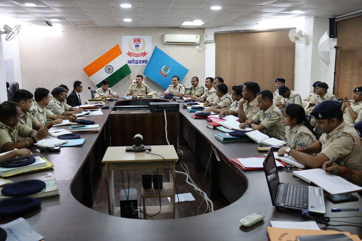 spkoderma1's tweet image. पुलिस अधीक्षक महोदय, कोडरमा के अध्यक्षता में आज दिनांक 15.10.2025 को पुलिस अधीक्षक कार्यालय, कोडरमा के सभागार कक्ष में मासिक अपराध गोष्ठी आयोजित किया गया। @KodermaPolice @DigHazaribagh @JharkhandPolice