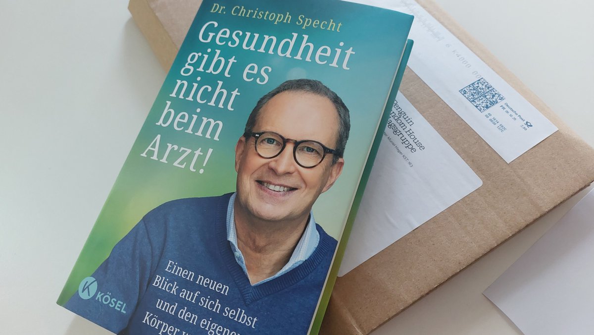 Kam heute mit der Post. Das 1. Exemplar. Gesundheit gibt es nicht beim Arzt. Aber ab nächster Woche das Buch beim Buchhändler. Und da -  da ist dann ganz viel #Gesundheit drin. Versprochen! Natürlich auch als ebook tinyurl.com/2a84ba38