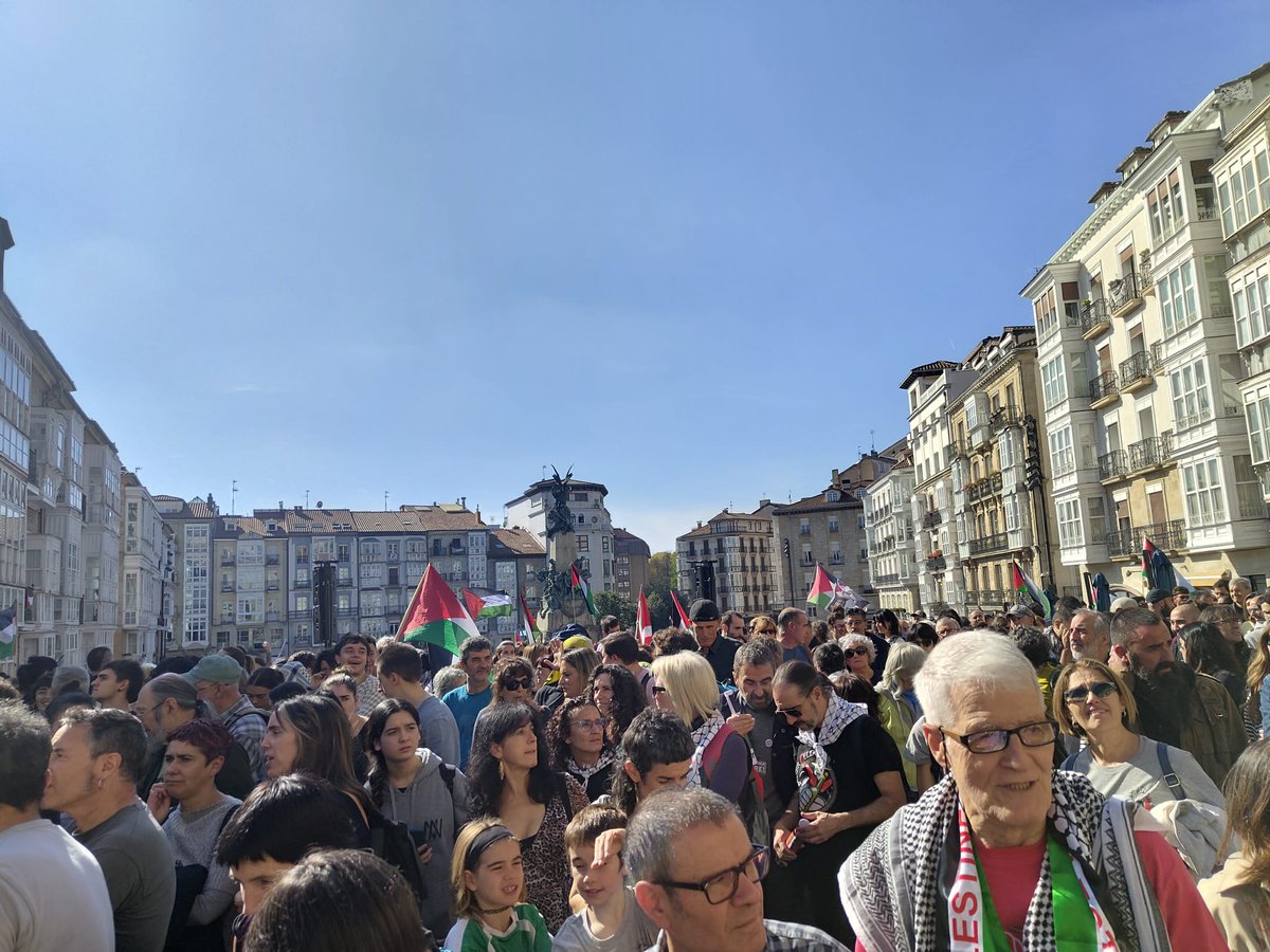 UGT_Euskadi's tweet photo. 🇵🇸 Gasteizen ere, kalera atera gara Palestinarekin elkartasunean. #U15LangileokPalestinarekin 
#PalestinaLIBRE
🇵🇸 También hemos llenado las calles de Vitoria-Gasteiz de solidaridad con #Palestina https://t.co/sdQw4sESXR
