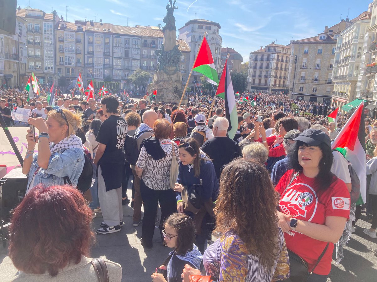 UGT_Euskadi's tweet photo. 🇵🇸 Gasteizen ere, kalera atera gara Palestinarekin elkartasunean. #U15LangileokPalestinarekin 
#PalestinaLIBRE
🇵🇸 También hemos llenado las calles de Vitoria-Gasteiz de solidaridad con #Palestina https://t.co/sdQw4sESXR