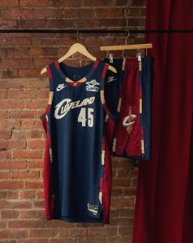 #Cavs unveiled their Classic Edition uniforms this morning and the floor that will go with it. They'll be worn in eight home games and three away games this season (including Christmas!).

Absolute perfection. 10/10. No notes. 