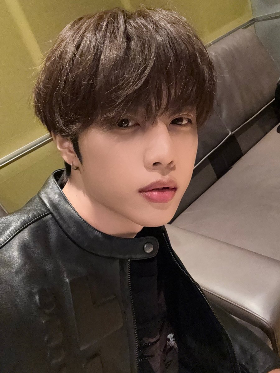 THEBOYZ_officl's tweet image. [📸] 선우 아이돌 라디오 시즌4 DJ 완료🦝 가을이 퍼스널 컬러인 남자 떤디🍂 미모도 완벽한데 어려운 챌린지까지 성공한 오늘의 떤디는 완전 Mamma mia🥟

#THEBOYZ #더보이즈
#SUNWOO #선우