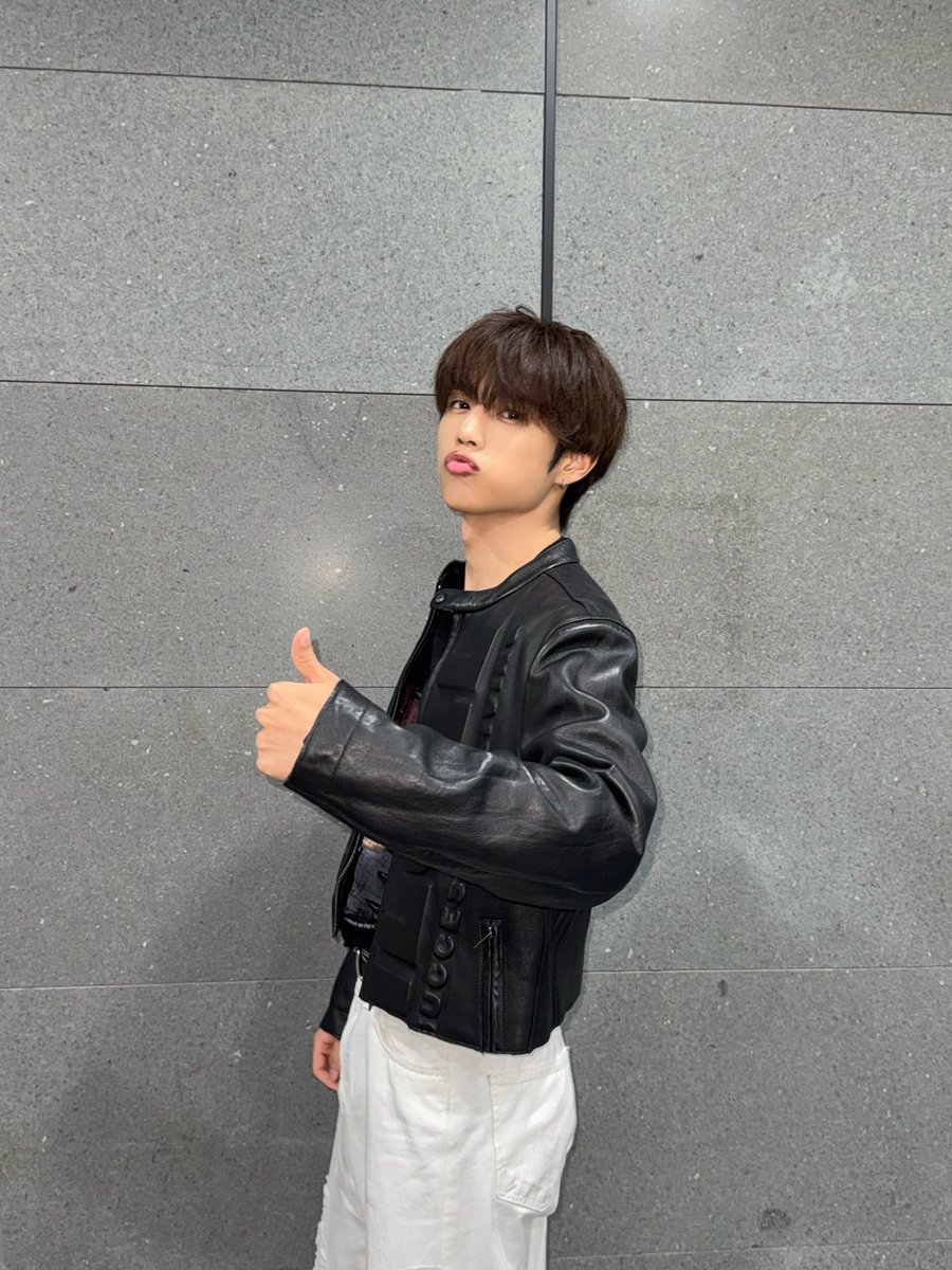 THEBOYZ_officl's tweet image. [📸] 선우 아이돌 라디오 시즌4 DJ 완료🦝 가을이 퍼스널 컬러인 남자 떤디🍂 미모도 완벽한데 어려운 챌린지까지 성공한 오늘의 떤디는 완전 Mamma mia🥟

#THEBOYZ #더보이즈
#SUNWOO #선우