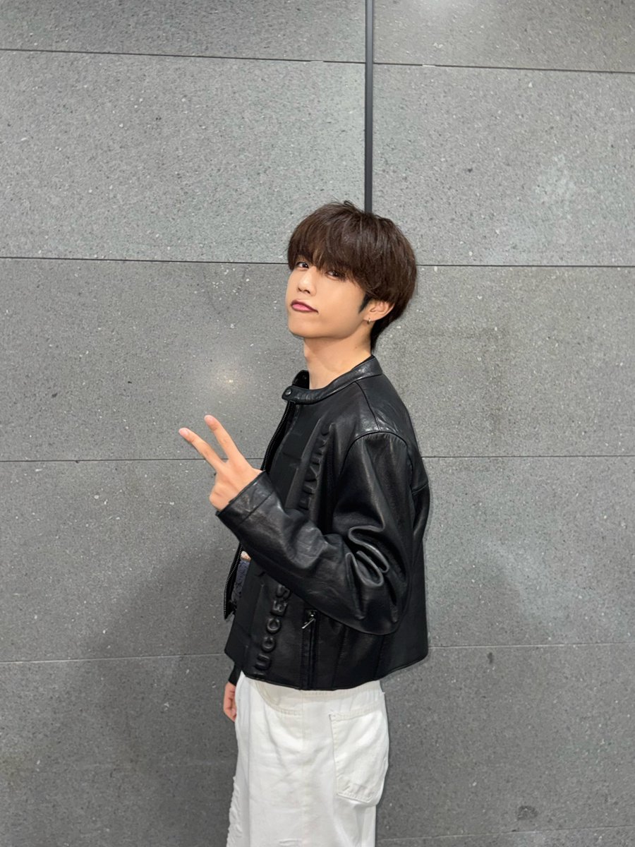 THEBOYZ_officl's tweet image. [📸] 선우 아이돌 라디오 시즌4 DJ 완료🦝 가을이 퍼스널 컬러인 남자 떤디🍂 미모도 완벽한데 어려운 챌린지까지 성공한 오늘의 떤디는 완전 Mamma mia🥟

#THEBOYZ #더보이즈
#SUNWOO #선우