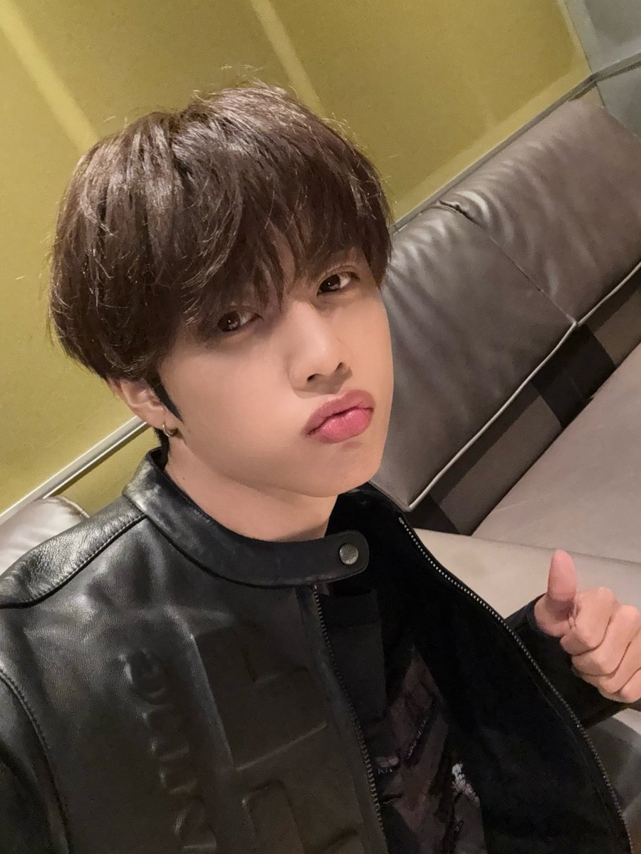 THEBOYZ_officl's tweet image. [📸] 선우 아이돌 라디오 시즌4 DJ 완료🦝 가을이 퍼스널 컬러인 남자 떤디🍂 미모도 완벽한데 어려운 챌린지까지 성공한 오늘의 떤디는 완전 Mamma mia🥟

#THEBOYZ #더보이즈
#SUNWOO #선우