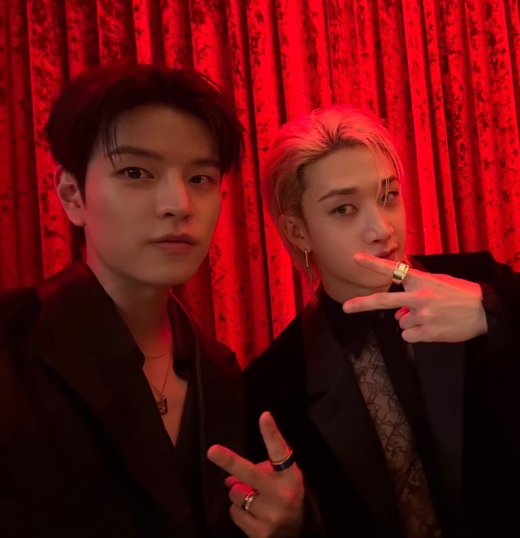 올해 800살 된 뱀파이어랑 사진찍은 갓태어난 스물여섯 남자아이같음
ㅅㅁ: 진짜 팔백살이에여??? 구라같은데