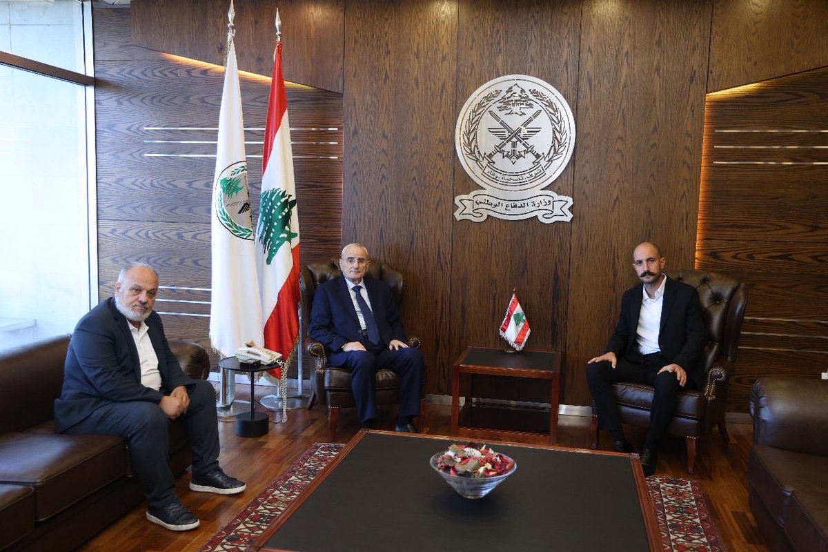 استقبل وزير الدفاع الوطني اللواء ميشال منسى في مكتبه في اليرزة اليوم نائب حاكم مصرف لبنان الدكتور مكرم بو نصار، والمدير العام للإدارة في الجيش اللبناني اللواء الركن محمد الأمين، ورئيس جهاز إسكان العسكريين العميد كارول تامر.
وتم خلال اللقاء البحث في الأوضاع المالية والإدارية