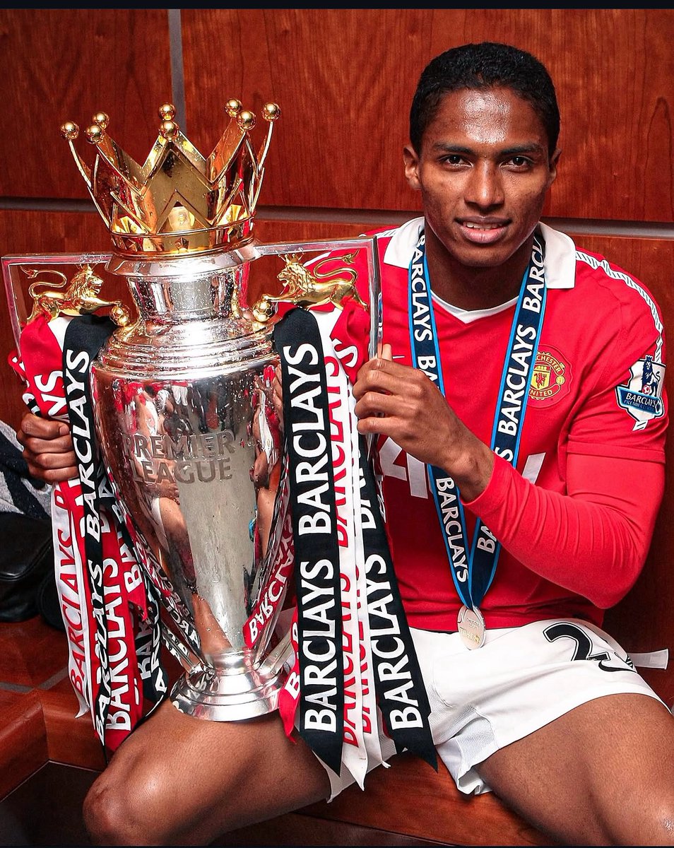 Como siempre agradecido con Dios por darme la oportunidad de vestir una gran camiseta como la de @manchesterunited y esperemos que este año Manchester United pueda ganar la <a href="/lapremierleague/">federico cornejo</a> pero lo veo bastante difícil. 
Yo desearía que mis compatriotas puedan ganar sea