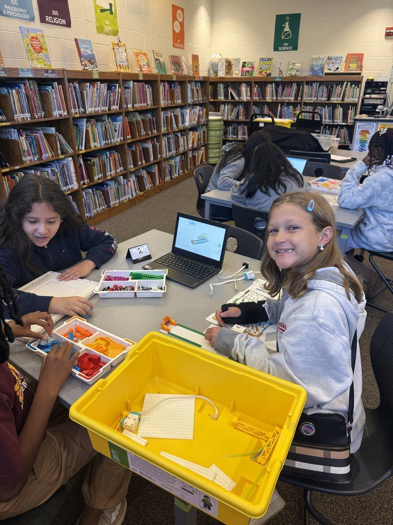 SpeasGlobal's tweet image. #SpeasG5 working on LEGO STEAM kits for their upcoming Unit of Inquiry "How the World Works" #PYP #Thisiswhywemagnet