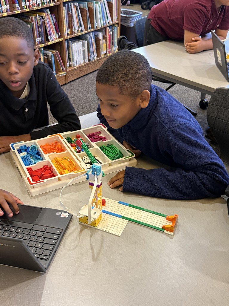 SpeasGlobal's tweet image. #SpeasG5 working on LEGO STEAM kits for their upcoming Unit of Inquiry "How the World Works" #PYP #Thisiswhywemagnet
